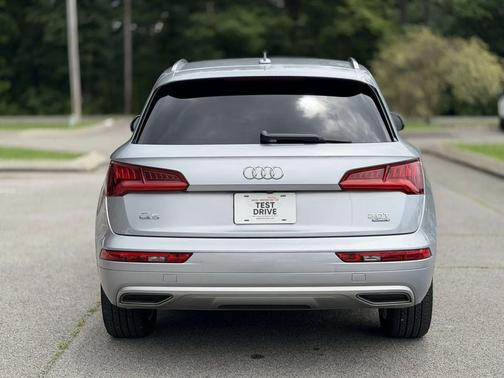 Florett Silver Metallic 2018 Audi Q5 2.0T Premium