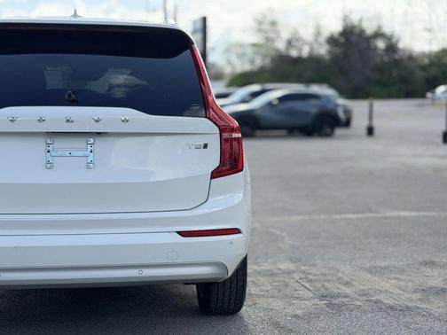 2022 Volvo XC90 T5 Momentum