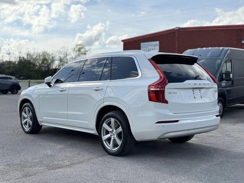 2022 Volvo XC90 T5 Momentum