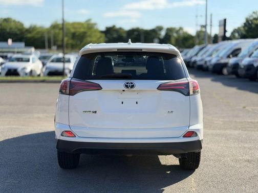 Super White 2018 Toyota RAV4 LE
