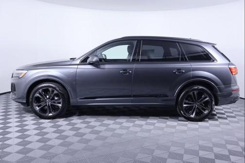 Daytona Gray Pearl Effect 2026 Audi Q7 55 Premium Plus