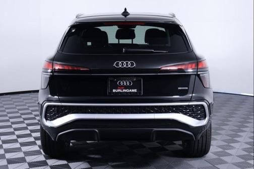 Mythos Black Metallic 2026 Audi Q3 TFSI quattro S tronic