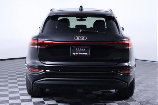 Mythos Black Metallic 2025 Audi Q6 e-tron Premium quattro