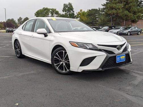 Photo 2 of 32 of 2020 Toyota Camry SE
