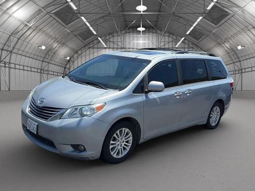 Silver Sky Metallic 2016 Toyota Sienna XLE