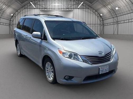 Silver Sky Metallic 2016 Toyota Sienna XLE