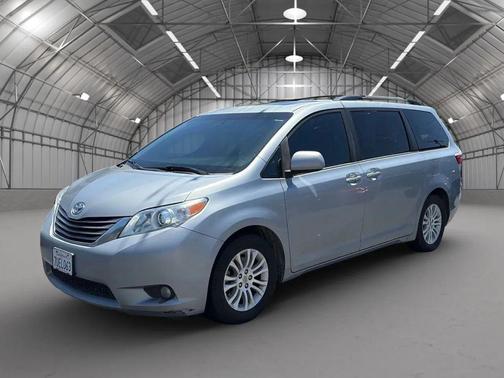 Silver Sky Metallic 2016 Toyota Sienna XLE