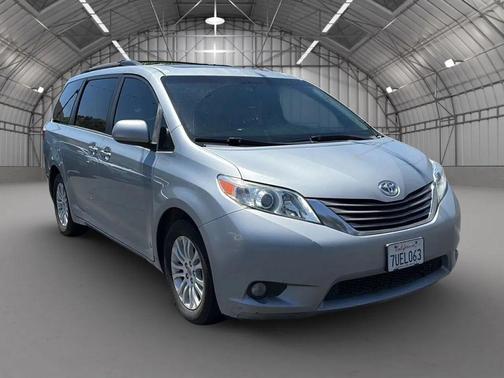 Silver Sky Metallic 2016 Toyota Sienna XLE