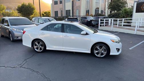 White 2014 Toyota Camry SE Sport