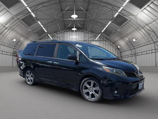 Midnight Black Metallic 2018 Toyota Sienna SE