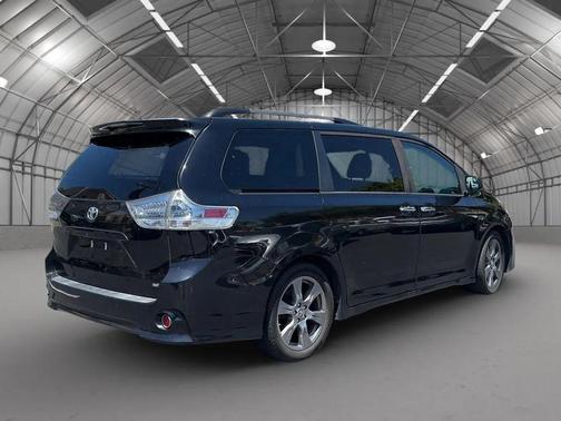 Midnight Black Metallic 2018 Toyota Sienna SE