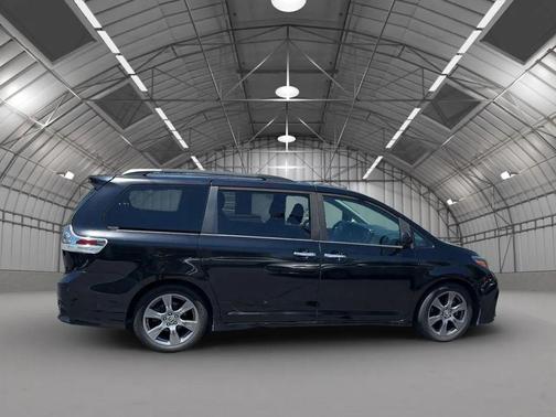 Midnight Black Metallic 2018 Toyota Sienna SE