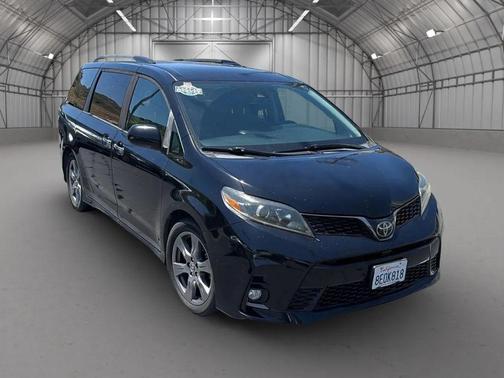 Midnight Black Metallic 2018 Toyota Sienna SE