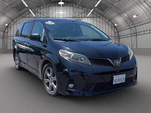 Midnight Black Metallic 2018 Toyota Sienna SE