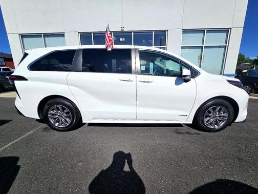 2021 Toyota Sienna LE