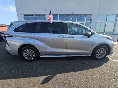 2025 Toyota Sienna LE