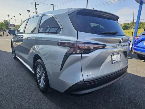 2025 Toyota Sienna LE