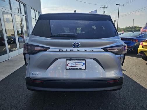 2025 Toyota Sienna LE