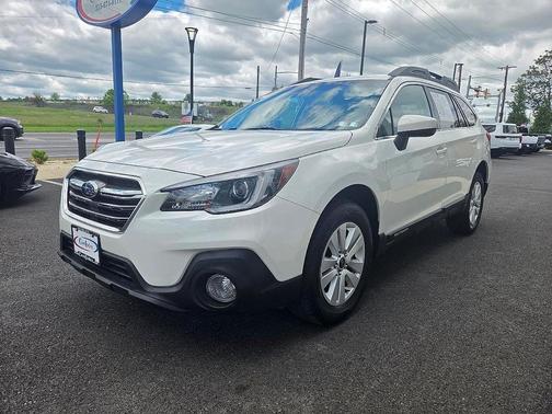 Crystal White Pearl 2018 Subaru Outback 2.5i Premium