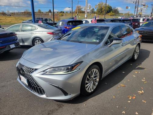 2023 Lexus ES 300h Luxury