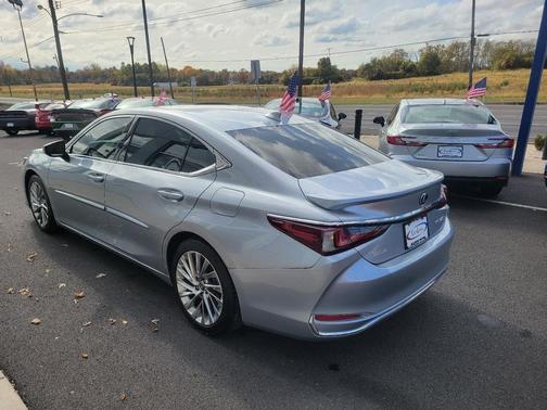 2023 Lexus ES 300h Luxury