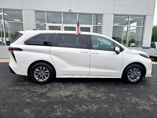 2024 Toyota Sienna LE