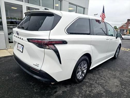 2024 Toyota Sienna LE