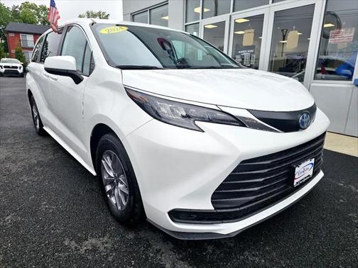 2024 Toyota Sienna LE