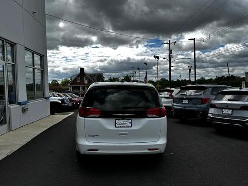 2023 Chrysler Voyager LX