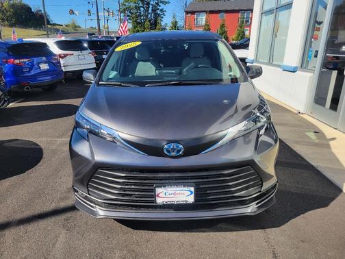 2025 Toyota Sienna LE