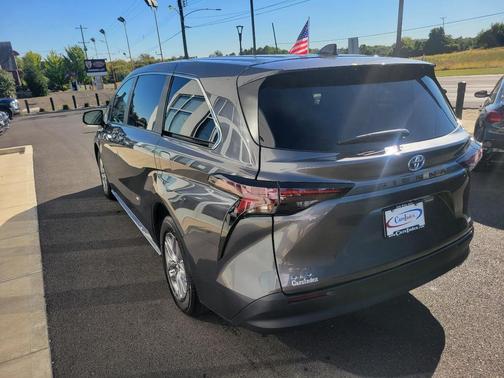 2025 Toyota Sienna LE