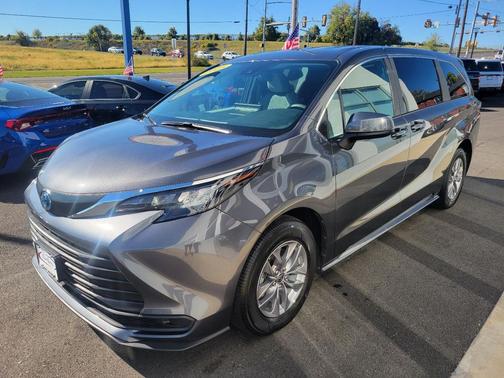 2025 Toyota Sienna LE