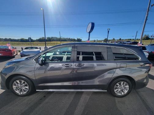 2025 Toyota Sienna LE