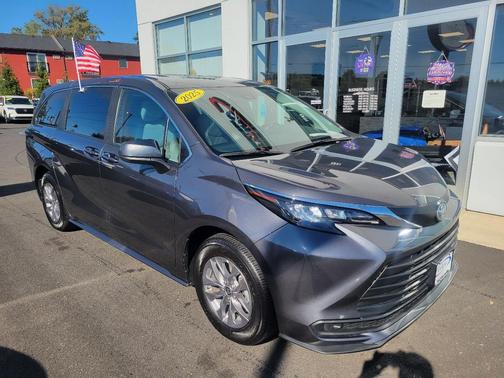 2025 Toyota Sienna LE