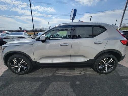 Silver Dawn Metallic 2023 Volvo XC40 B5 Core