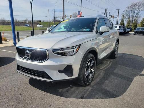 Silver Dawn Metallic 2023 Volvo XC40 B5 Core