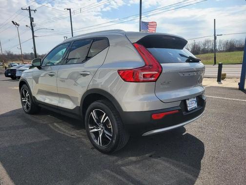 Silver Dawn Metallic 2023 Volvo XC40 B5 Core