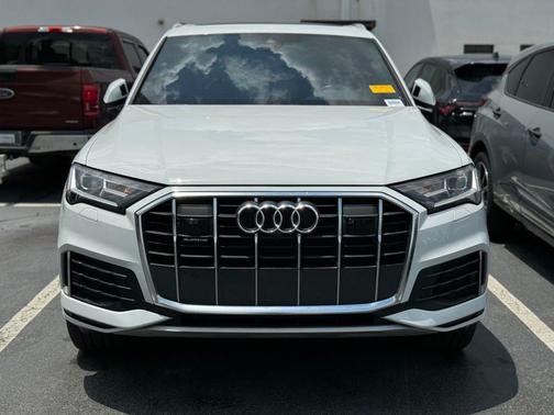 Glacier White Metallic 2023 Audi Q7 45 Premium