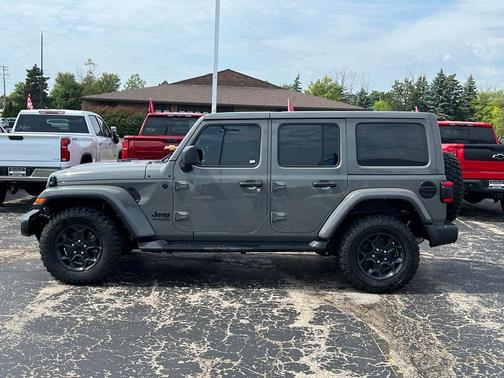 Black Clearcoat 2022 Jeep Wrangler Unlimited Sahara Altitude