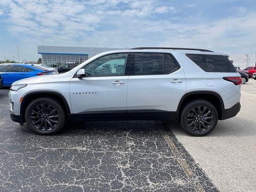 Silver Ice Metallic 2022 Chevrolet Traverse RS