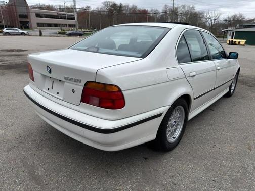 White 2000 BMW 528 528i
