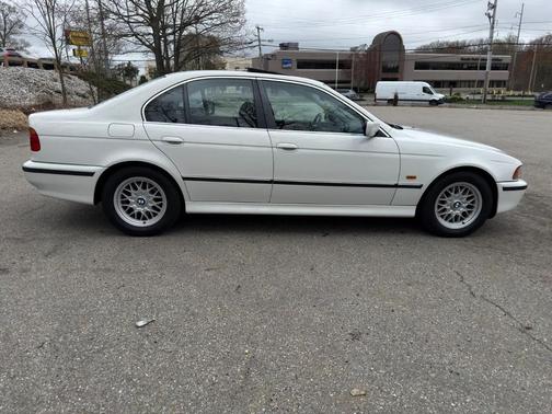 White 2000 BMW 528 528i