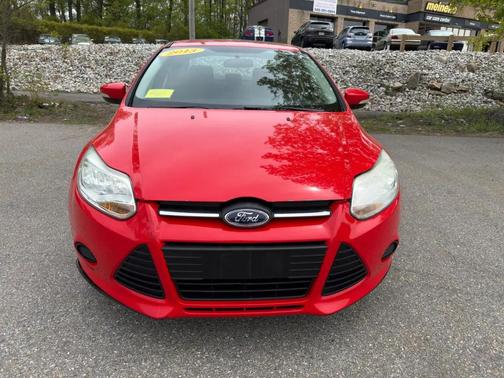 Red 2013 Ford Focus SE