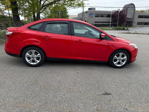 Red 2013 Ford Focus SE