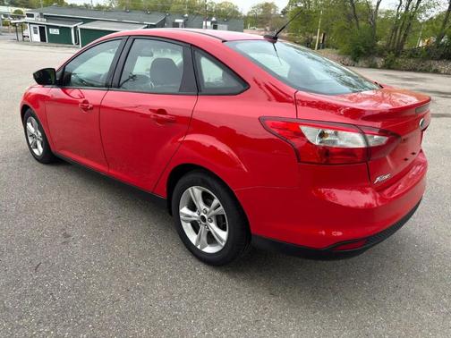 Red 2013 Ford Focus SE