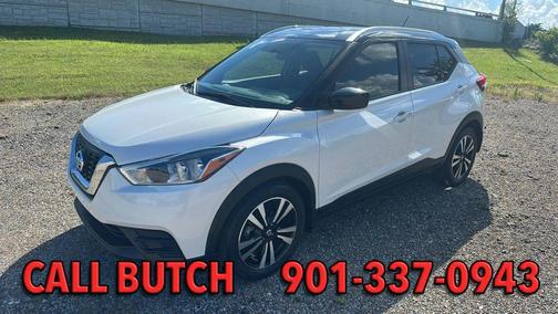 White 2019 Nissan Kicks SV