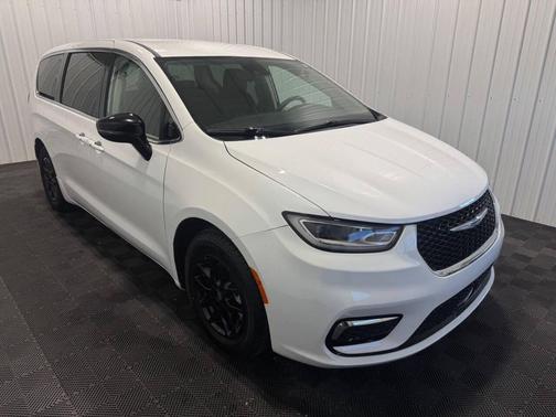 Bright White Clearcoat 2024 Chrysler Pacifica Touring L