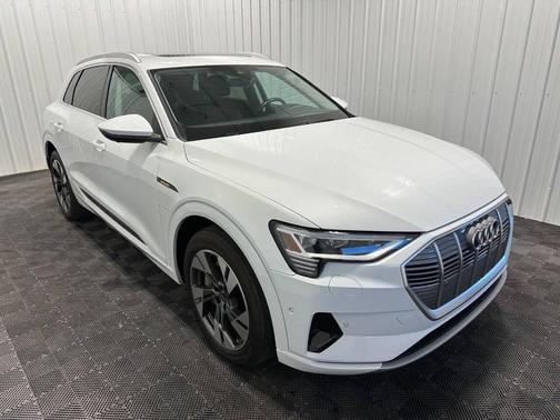 2022 Audi e-tron Premium Plus