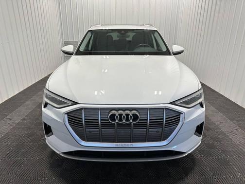 2022 Audi e-tron Premium Plus