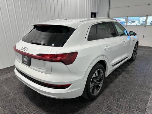 2022 Audi e-tron Premium Plus
